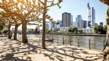Viel Sonnenschein, im Norden und Osten sommerlich, sonst schwülheiß mit einzelnen kräftigen Schauern und Gewittern. Vorhersage