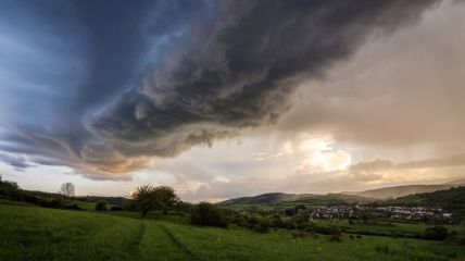 Sturmfront zieht auf Deutschland zu. Hitze, Sturmböen und teils schwere Gewitter. Vorhersage