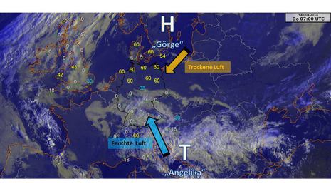 Heute Morgen war das Wetter in Deutschland erneut zweigeteilt. Verantwortlich hierfür sind Hoch Görge über der Ostsee und Tief Angelika über der nördlichen Adria, die unterschiedlich feuchte Luft nach Deutschland führen. 