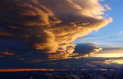 Gestern morgen herrschte an den Alpen wieder starker Föhn und es bildeten sich wunderschöne mehrschichtige Föhnwolken aus. Aufgenommen auf der Zugspitze.