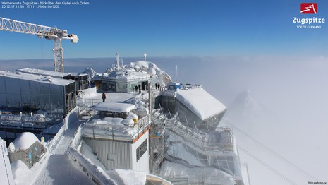 Aktueller Blick über den Gipfel der Zugspitze