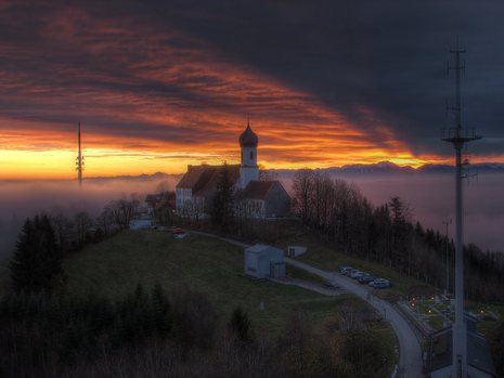 Das Bild von Reno Schafranek (Observatorium Hohenpeißenberg) entstand kurz vor Sonnenaufgang am 21. November. Zu sehen ist die Wallfahrtskirche von Hohenpeißenberg und im Hintergrund das Karwendelgebirge.