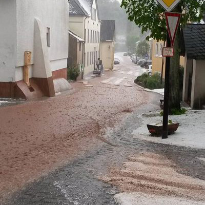 Gestern traten vereinzelt unwetterartige Gewitter mit heftigem Starkregen und Hagel auf. So beispielsweise südlich von Trier, wie dieses Foto von Marco Neimann zeigt. 