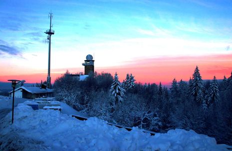 Sonnenaufgang am Meteorologischen Observatorium des Deutschen Wetterdienstes auf dem Hohen Peißenberg