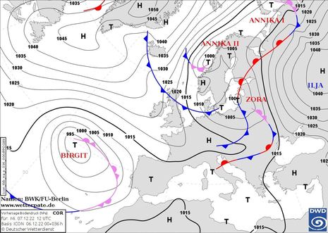 Wetterlage, Mittwoch 07.12.22, 13 Uhr. Nordwestströmung bringt Schnee-, Schneeregen- oder Schneeschauer. (Quelle TKB - Deutscher Wetterdienst)
