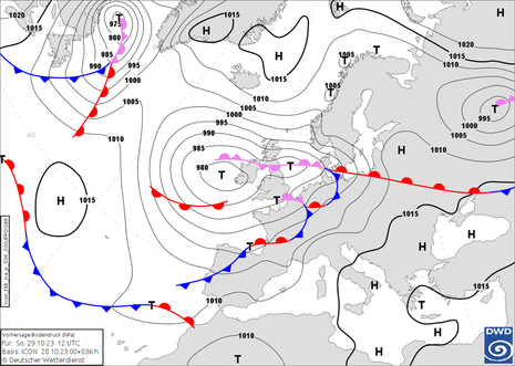 Vorhersagekarte: Bodendruckfeld und Fronten für Sonntagmittag zeigt ein kräftiges Tief mit Zentrum westlich von Irland. An den Fronten haben sich mehrere Rand- und Teiltiefs gebildet.