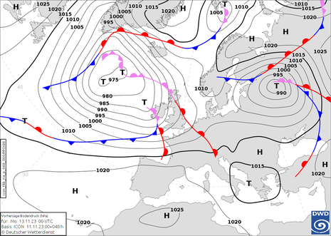 Die Analysekarte für Montag 00 UTC zeigt die tiefdruckgeprägte Wetterlage mit der herannahenden Warmfront. (Quelle DWD)