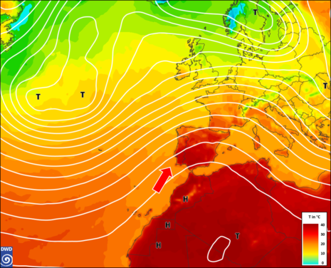 Vorderseitig eines Langwellentroges (dargestellt durch weiße Isolinien) wird heiße Luft aus der Sahara nach Spanien geführt (farbige Fläche). Ein roter Pfeil deutet die Strömungsrichtung aus der die Luft kommt an.