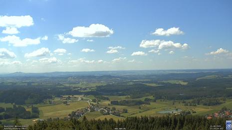 Harmlose Quellwolken in Südbayern (Bild der Wetterkamera mit Blickrichtung West, 11.06.2023, 14:24 Uhr)
