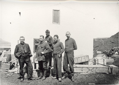 Von links nach rechts: Expeditionsleiter Erich von Drygalski, Kapitän Hans Ruser, Erdmagnetiker Friedrich Bidlingmaier, Meteorologe Josef Enzensperger, Biologe Emil Werth vor dem Stationshaus auf den Kerguelen (Privatbesitz Lüdecke). (Quelle Privatbesitz