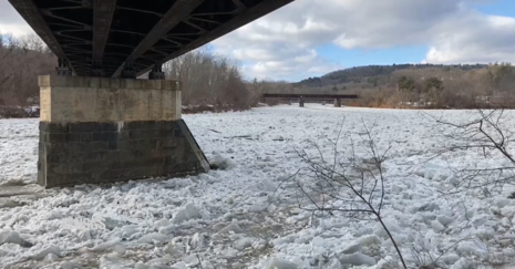 Connecticut River in New Hampshire/USA im Februar 2022. Der breite Fluss ist mit Eisschollen unterschiedlicher Dicke bedeckt. Diese reichen von Ufer zu Ufer. Freies Wasser ist kaum zu erkennen. (Quelle USGS, Sara Weaver)