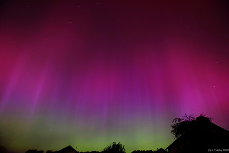 Polarlicht in der Nacht zum Samstag zeigt beeindruckend seine ganze Farbenpracht. Aufgenommen von Julia Tuschy in Westerngrund im Spessart. (Quelle Julia Tuschy)