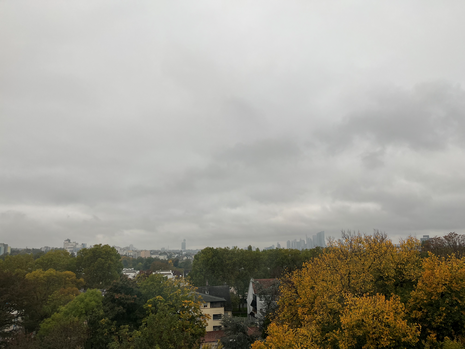 Typisch für Randlagen mit feuchter Luft in der unteren Troposphäre ist eine nahezu geschlossene Bewölkung wie hier in Offenbach.