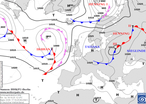 Wetterlage am Sonntag, 18.10.2025 um 14 Uhr mit Hoch TATIANA über Norddeutschland und einem Tiefdruckkomplex westlich der Britischen Inseln.