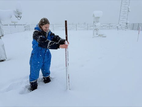 Abbildung 1: Mitarbeiterin des isländischen Wetteramts beim Messen der Schneedecke am 28.10.2025 in Reykjavík (Foto: Haukur Hauksson, Veðurstofa Íslands, vedur.is).