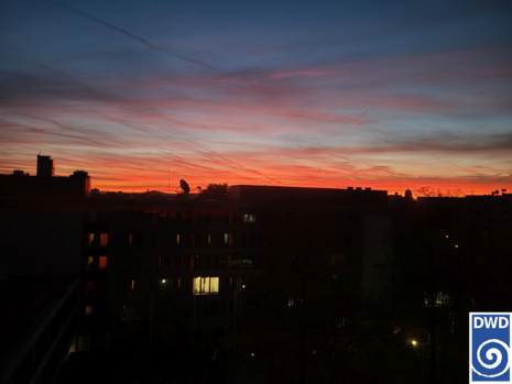 Sonnenaufgang über Offenbach am Main am Freitag, den 31.10.2025, bevor sich das erste Novemberwochenende grau und regnerisch präsentieren wird