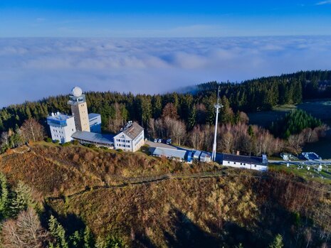 Luftaufnahme des Meteorologischen Observatoriums Hohenpeißenberg (Quelle DWD - Deutscher Wetterdienst(Bertram Lange))