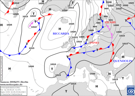 Prognostizierte Wetterlage für Samstag, 3. Mai mit Hoch RICCARDA südlich Island, Tief IMMO bei Dänemark und Tief HENRY über Nordfinnland.