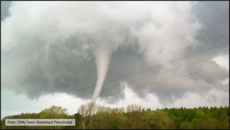 Das Foto zeigt den Tornado am frühen Abend über einem Waldstück etwa 15 km von Bützow entfernt. (Quelle Deutscher Wetterdienst)