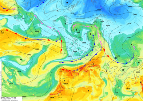 Frontenanalyse am Boden und äquivalentpotenzielle Temperatur in 850 hPa (etwa 1,5 km Höhe) vom 23.06.2025, 12 UTC (14 MESZ) (Quelle DWD)