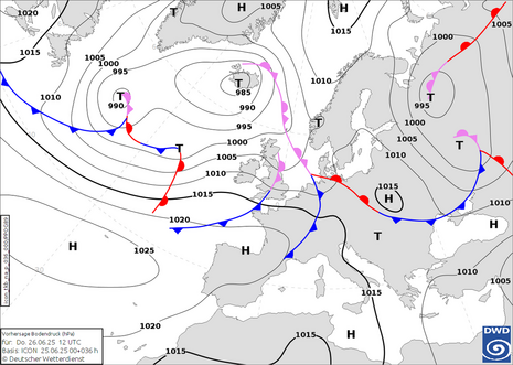 Karte Europa und Nordatlantik mit Vorhersage von Isobaren- und Druckzentren sowie Frontalzonen für Donnerstag, 26.06.2025 12 UTC (Quelle Deutscher Wetterdienst)