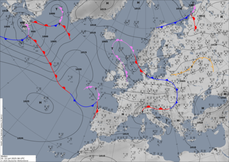 Bodendruckfeld von Europa und dem Nordatlantik mit eingezeichneten Fronten. Eine Front liegt quer über Dänemark. (Quelle DWD)
