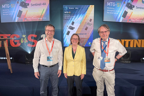 Prof. Dr. Sarah Jones beim Launch-Event mit Kollegen von GeoSphere Austria. (Quelle Alina-Louise Kramer (Presse- und Öffentlichkeitsarbeit))