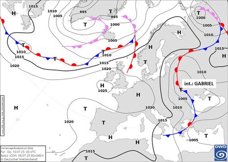 Vorhersagekarte mit Isobaren und Frontensystemen für Europa und den Nordatlantik am Donnerstag, den 10.07.2025 um 2 Uhr MESZ (Quelle DWD)