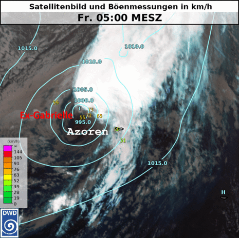 Satellitenbild, Isobaren des Bodendrucks und stündliche Messwerte der Windböen in Kilometer pro Stunde.
