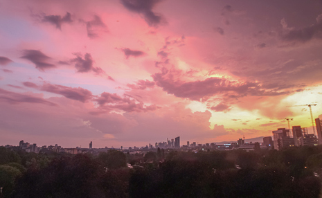 Schauer- und Gewitterwolken über Frankfurt am Main (Hessen)