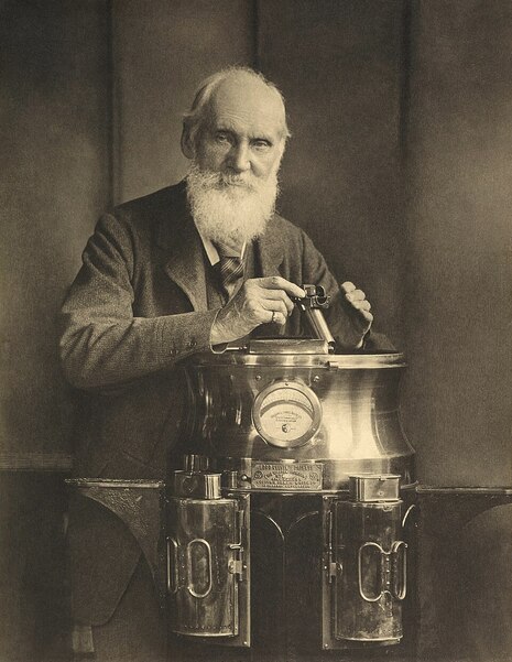 Sir William Thomson, Lord Kelvin: Wissenschaftler, der auf einem Kompasskasten sitzt und einen Azimutspiegel für die Seefahrt in der Hand hält, Kohledruck, ca. 1900, Quelle: National Galleries of Scotland, Edinburgh, über Wikimedia Commons