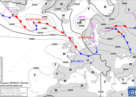 Vorhersagekarte mit den Druckgebilden und Frontensystemen für Sonntag, den 05.07.2026 um 12 UTC. (Quelle:DWD)