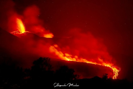 Nächtlicher Ausbruch des Ätna mit einer eindrucksvollen Lavafontäne und einem rotglühenden Lavastrom im Valle del Bove.(Quelle: Bild von Alessandro Micalizzi)