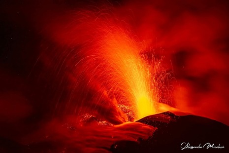Die Lavafontäne des Hauptkraters schleudert glühende Gesteinsbrocken mehrere hundert Meter in die Höhe. (Quelle: Bild von Alessandro Micalizzi)