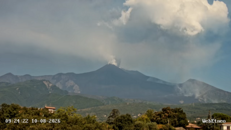Über dem heißen Lavastrom bildet sich ein sogenannter Pyrocumulus. In den wärmsten Stunden des Tages kann sich diese Quellwolke bei ausreichend labiler Atmosphäre zu einer Gewitterwolke (Pyrocumulonimbus) weiterentwickeln. (Quelle: WebEtneo)