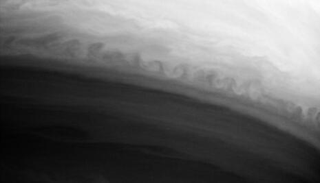 Kelvin-Helmholtz Instabilitäten in der Atmosphäre des Saturn, aufgenommen von der Cassini Raumsonde der NASA. Quelle: NASA - National Aeronautics and Space Administration