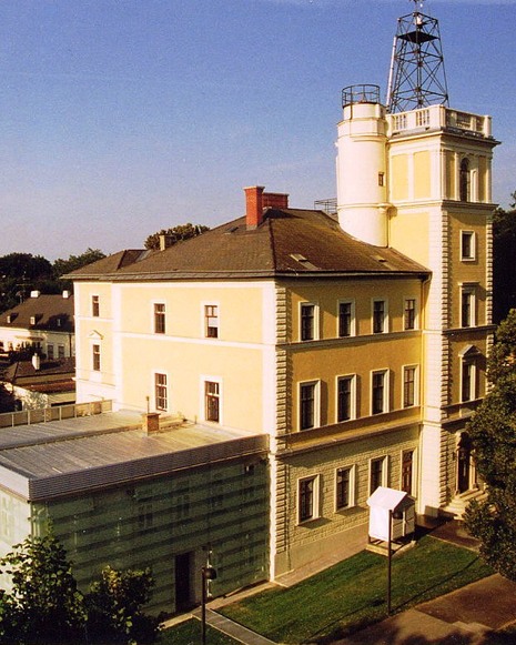 Julius-Hann-Haus, seit 1872 Sitz der Centralanstalt für Meteorologie und Erdmagnetismus, später Zentralanstalt für Meteorologie und Geodynamik (ZAMG), Hohe Warte, Wien-Döbling, Foto von 2012, Quelle: Zentralanstalt für Meteorologie und Geodynamik (ZAMG) über Wikimedia Commons