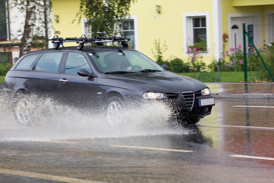 Das Tückische an Aquaplaning ist das häufig plötzliche und für den Fahrer nicht oder nur schwer abzuschätzende Auftreten