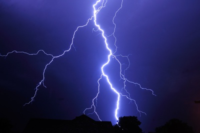 Blitze sind Lichtbögen, die aufgrund von elektrostatischer Entladung entstehen.
