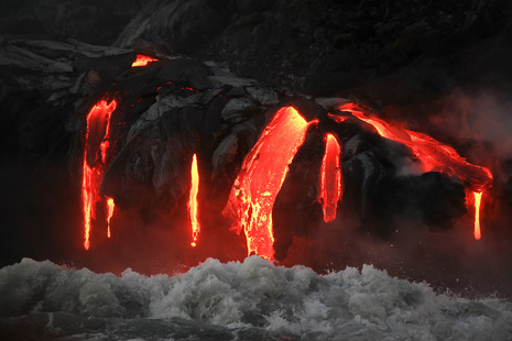 Heiße Lava fließt in den Pazifik