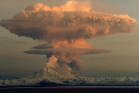 Aschepilz über dem Mount Redoubt in Alaska während des Ausbruchs im Jahre 1990.