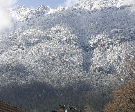 Die aktuelle Schneegrenze ist im unteren Drittel des Fotos zu sehen. Diese ist identisch mit der Schneefallgrenze des letzten Schnee-Niederschlags, wenn es kürzlich schneite bzw. der Schnee bei Temperaturen unter 0 °C liegen bleibt