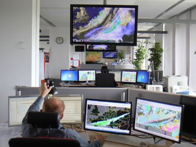 DWD-Meteorologen analysieren die Wetterlage anhand von Satellitenbildern, Radardaten und Wettermodellen