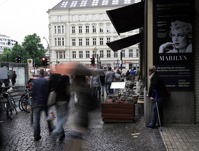 Wie hier in Berlin zeigte sich das Wochenendwetter bisher �berwiegend nass und k�hl.