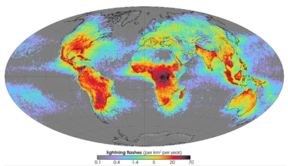 Weltkarte der Gewitterhäufigkeit (dunkelrot entspricht häufigstem Blitzgeschehen)