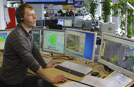 Meteorologischer Arbeitsplatz in der Vorhersage- und Beratungszentrale des Deutschen Wetterdienstes in Offenbach am Main.