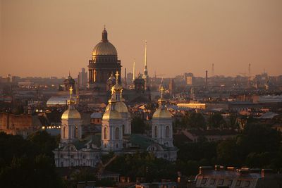 Ausblick vom Hotel Sowjetskaja zur Nikolaus-Marine-Kathedrale um Mitternacht im Juli.
