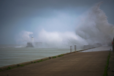 Aufgepeitschte See im englischen Newhaven
