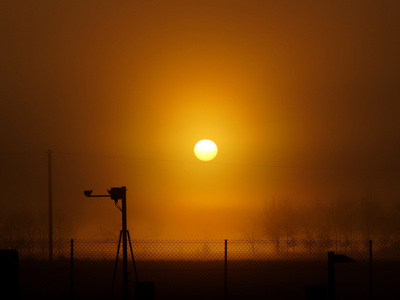 Sonnenaufgang im Morgennebel