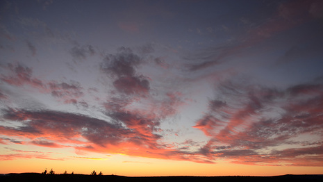 Cirrus-Wolken und Altocumulus-Wolken am Abendhimmel,